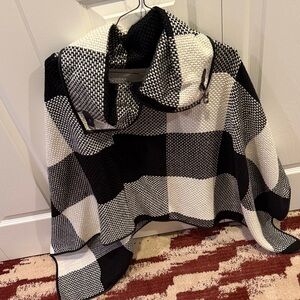 Black and White Checkered Women's poncho sweater 
With clasp collar